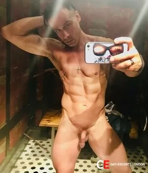 Gay Escort Marcus 34yr - licking