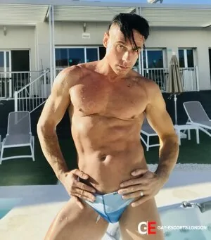 Gay Escort Marcus 34yr - licking