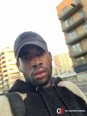 Gay Escort Antoine 25yr - shaving