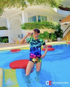 Gay Escort Derick 20yr - licking