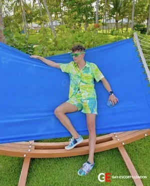 Gay Escort Derick 20yr - licking