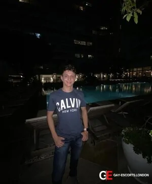 Gay Escort Derick 20yr - sucking