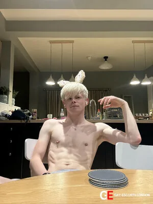 Gay Escort Kay 24yr - shaving
