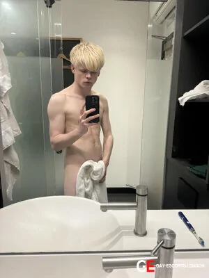 Gay Escort Kay 24yr - shaving