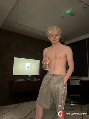 Gay Escort Kay 24yr - shaving