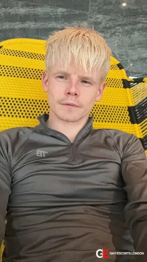 Gay Escort Kay 24yr - shaving