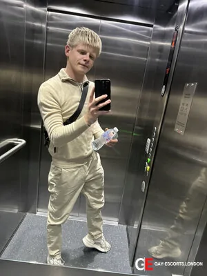 Gay Escort Kay 24yr - blowjob