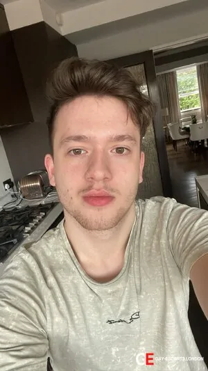 Bisexual Escort Daniel 19yr - licking