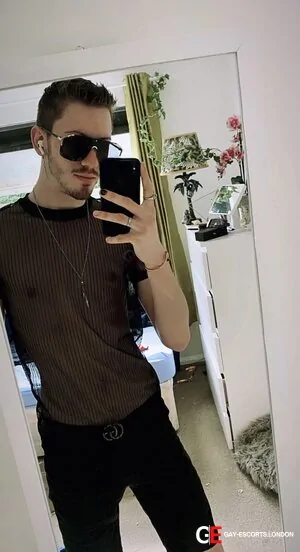 Gay Escort Robi 24yr - blowjob