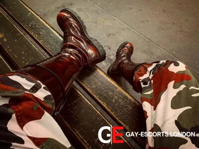Gay Escort Sir Roco 36yr - shoes