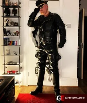 Gay Escort Sir Roco 36yr - shoes