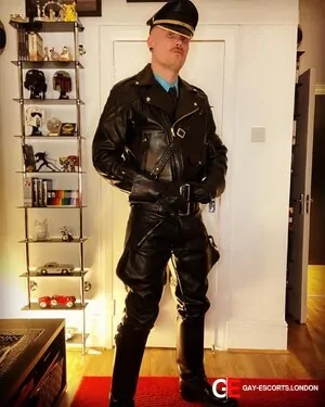 Gay Escort Sir Roco 36yr - shoes