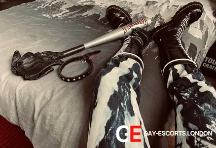 Gay Escort Sir Roco 36yr - shoes