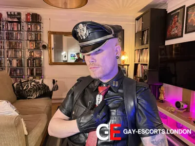 Gay Escort Sir Roco 38yr - gangbang