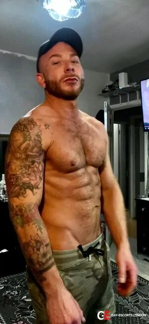Gay Escort Eduardo 33yr - licking