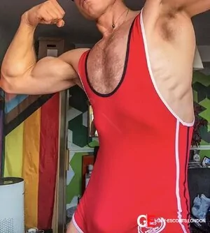 Gay Escort Hung Clark 29yr - trios