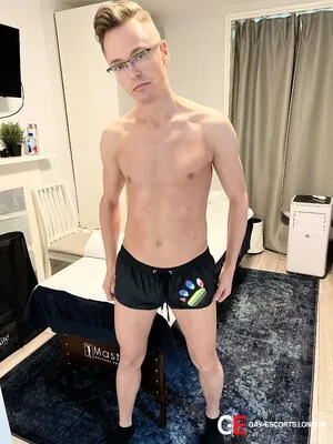 Bisexual Escort Dave 31yr - shaving
