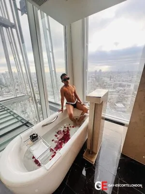 Gay Escort Kenniepeachboy 22yr - blowjob
