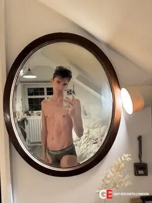 Gay Escort Luke 24yr - licking