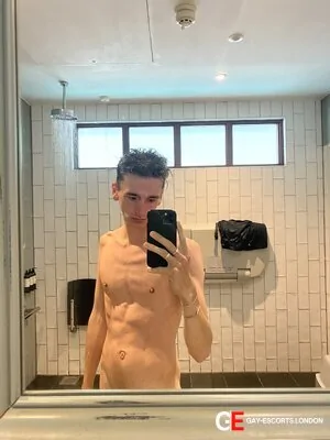 Gay Escort Luke 24yr - licking