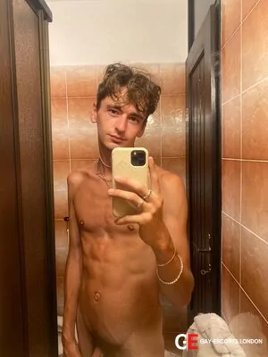 Gay Escort Luke 24yr - licking