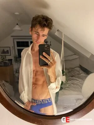 Gay Escort Luke 24yr - licking