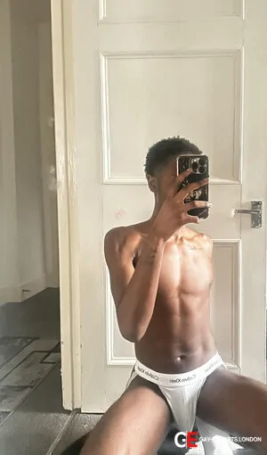 Gay Escort Angelo 21yr - shaving