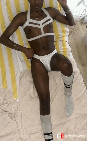 Gay Escort Angelo 22yr - shaving