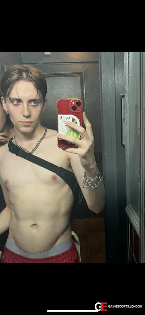 Gay Escort Robin 23yr - trios