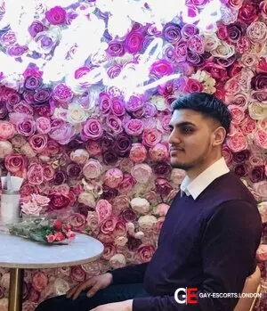 Gay Escort Tan 27yr - licking