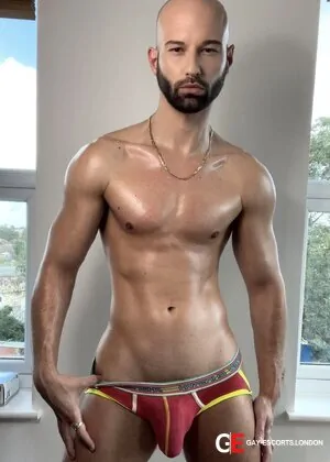 Gay Escort Nathan Adams 28yr - trios