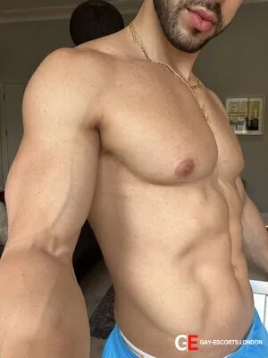 Gay Escort Jonny 28yr - licking