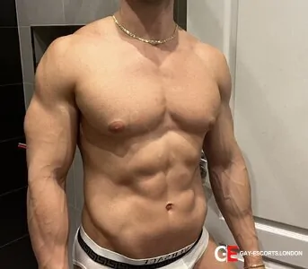 Gay Escort Jonny 28yr - licking