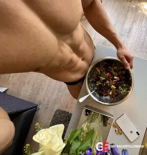 Gay Escort Jonny 28yr - licking