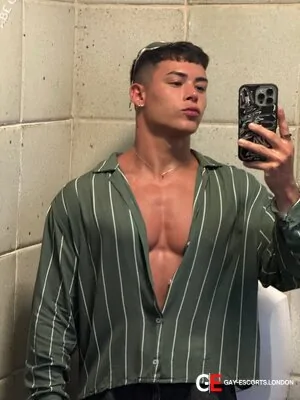 Gay Escort Victor Kawasaki 23yr - dirty talk