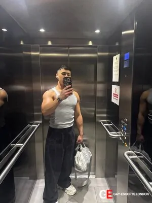 Gay Escort Victor Kawasaki 23yr - trios
