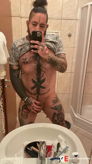 Gay Escort Julien 30yr - licking