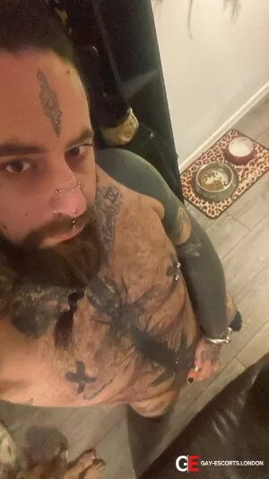 Gay Escort Julien 30yr - licking