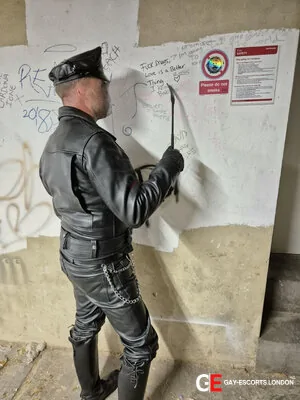 Gay Escort Master James 48yr - gangbang