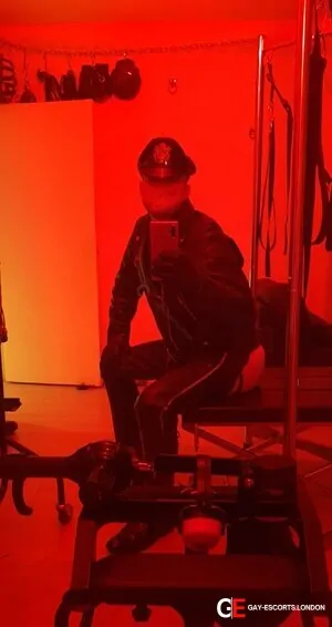 Gay Escort Sir 50yr - trios