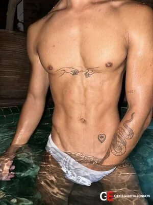 Gay Escort Aaron 23yr - sucking