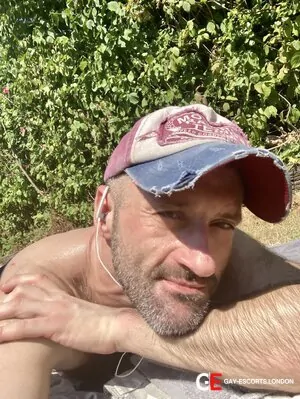 Gay Escort Jamie 40yr - licking