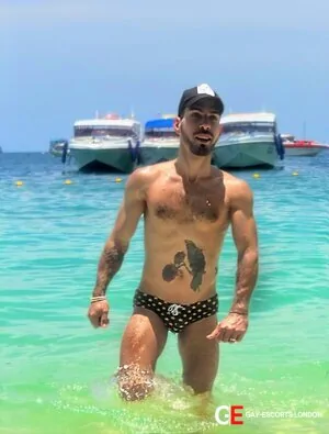 Bisexual Escort Andrewco 29yr - trios
