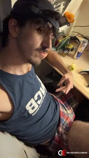 Gay Escort 6”10 Hung 19yr - gangbang