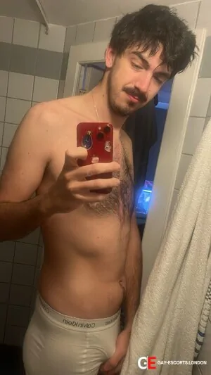 Gay Escort 6”10 Hung 19yr - rimming