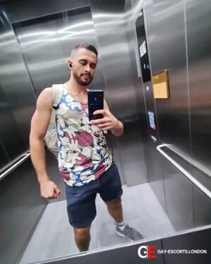 Gay Escort Matt 36yr - licking