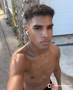 Gay Escort Julian 24yr - double penetration
