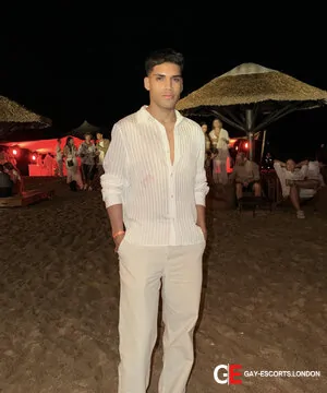 Bisexual Escort Papi 24yr - trios