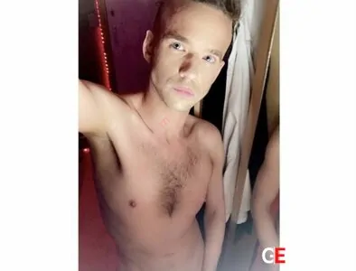 Gay Escort Ryan Young 30yr - licking