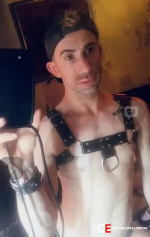 Gay Escort Max 33yr - exhibitionist